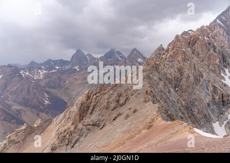La vue magnifique du ciel bleu et du sommet de la montagne de neige près du sommet de Zmeya dans les montagnes de Fann au Tadjikistan Banque D'Images