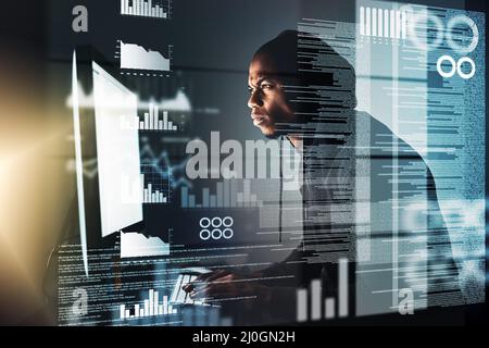 HES a pris ses yeux sur vos données. Photo d'un pirate craquant un code informatique dans l'obscurité. Banque D'Images