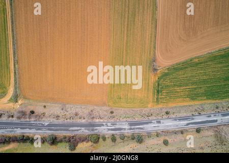 Route de campagne entre les champs de terres agricoles. Vue de dessus du Drone aérien Banque D'Images