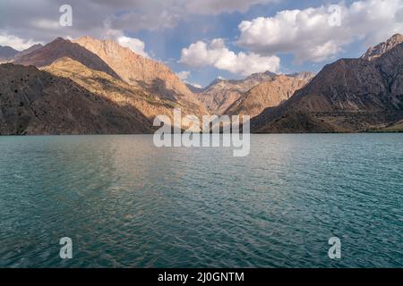 La vue panoramique sur le lac Iskanderkul et les montagnes Fann au Tadjikistan Banque D'Images