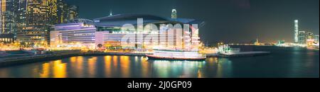 Vue panoramique nocturne de l'exposition de Hong Kong & Centre de congrès de Wanchai Banque D'Images