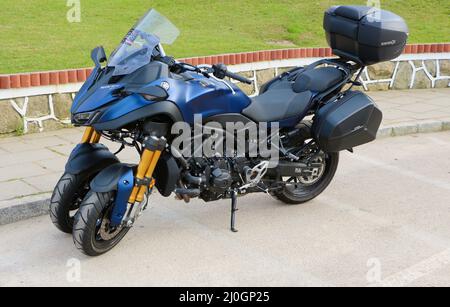 Yamaha Niken GT trois motos garées à l'événement public pour passionnés de voitures Gran Turismo 942 Sardinero Santander Cantabria Espagne Banque D'Images