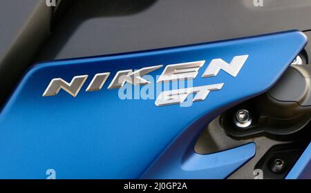 Badge sur une Yamaha Niken GT trois roues garées à l'événement public pour passionnés de voitures Gran Turismo 942 Sardinero Santander Cantabria Espagne Banque D'Images