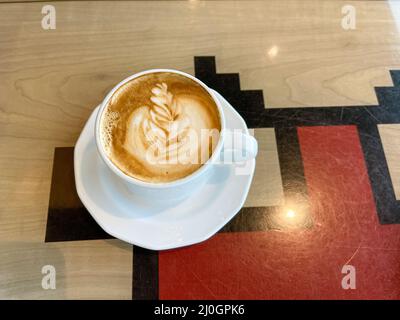 Une délicieuse tasse de cappuccino servie sur un bateau de croisière. Banque D'Images