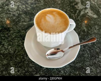 Une délicieuse tasse de cappuccino servie sur un bateau de croisière. Banque D'Images