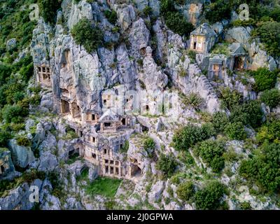 Vue aérienne de drone à grand angle des tombeaux grecs anciens taillés en pierre sculptés dans la falaise de Myra (Demre Banque D'Images