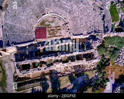 Vue aérienne de drone à grand angle de l'ancien empire lykien grec découpé en roche et des tombeaux de Myra (Demre Banque D'Images