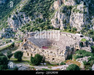 Vue aérienne de drone à grand angle de l'ancien empire lykien grec découpé en roche et des tombeaux de Myra (Demre Banque D'Images