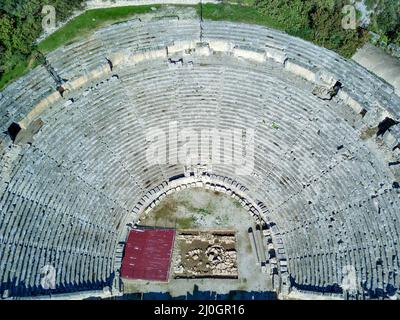 Vue aérienne de drone à grand angle de l'ancien empire lykien grec découpé en roche et des tombeaux de Myra (Demre Banque D'Images