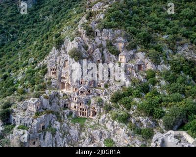 Vue aérienne de drone à grand angle des tombeaux grecs anciens taillés en pierre sculptés dans la falaise de Myra (Demre Banque D'Images