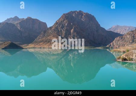 La vue panoramique sur le lac Iskanderkul et les montagnes Fann au Tadjikistan Banque D'Images