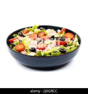 salade, avocat, thon, tomates, olive dans un bol sur fond blanc - prise studio Banque D'Images