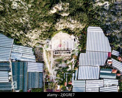 Vue aérienne de drone à grand angle de l'ancien empire lykien grec découpé en roche et des tombeaux de Myra (Demre Banque D'Images