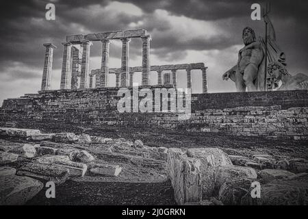 Ruines d'un ancien temple de Poséidon à Grèce Cape Sounio. Poseidon est le dieu grec de la mer. Photo des ruines du temple au coucher du soleil. Site touristique o Banque D'Images