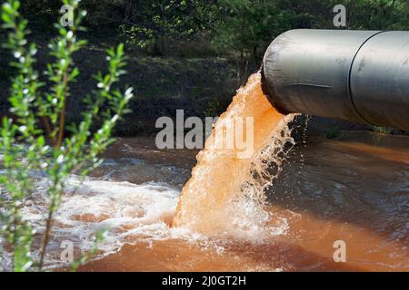 Les eaux usées sont rejetées dans la rivière Banque D'Images