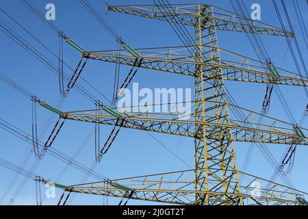 Extension du réseau électrique - poteau électrique moderne avec ciel bleu en arrière-plan Banque D'Images