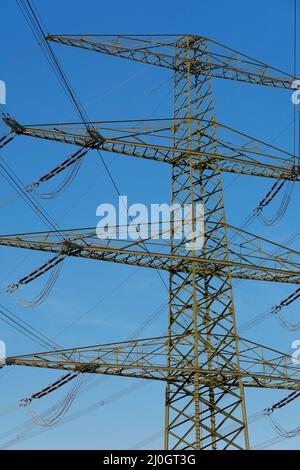 Poteau de puissance moderne avec lignes aériennes, format portrait Banque D'Images