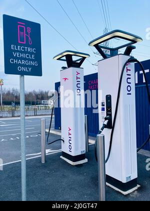 Station de charge ultra-rapide Ionity pour véhicule électrique avec six chargeurs de voiture électrique à Skelton Lake Services sur le M1 près de Leeds. Banque D'Images