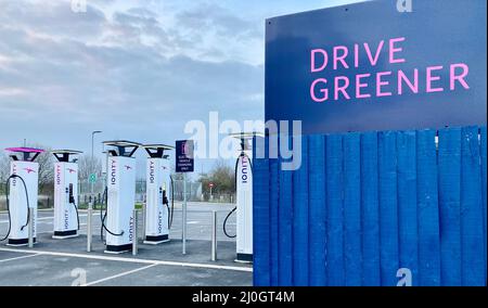 Station de charge ultra-rapide Ionity pour véhicule électrique avec six chargeurs de voiture électrique à Skelton Lake Services sur le M1 près de Leeds. Banque D'Images