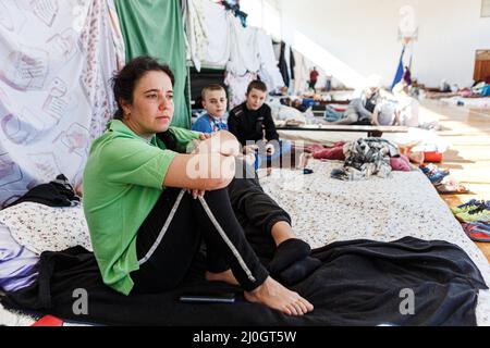 Uzhhorod, Ukraine. 19th mars 2022. Près de 300 personnes déplacées à l'intérieur du pays qui ont fui l'invasion russe vivent dans un gymnase d'un établissement d'enseignement, Uzhhorod, région de Zakarpattia, Ukraine occidentale, le 18 mars, 2022. Photo de Serhii Hudak/Ukrinform/ABACAPRESS. Credit: Abaca Press/Alay Live News Banque D'Images