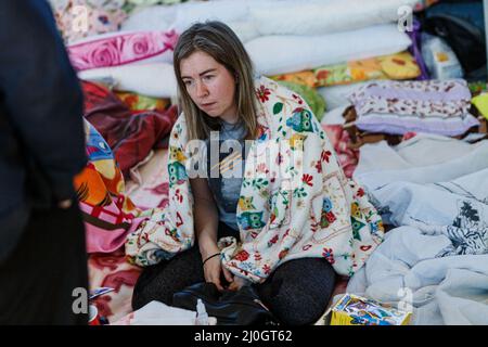 Une femme enveloppée d'une couverture est photographiée dans un gymnase d'un établissement scolaire qui abrite près de 300 personnes déplacées à l'intérieur du pays qui ont fui l'invasion russe, Uzhhorod, région de Zakarpattia, Ukraine occidentale, le 18 mars, 2022. Photo de Serhii Hudak/Ukrinform/ABACAPRESS. Banque D'Images