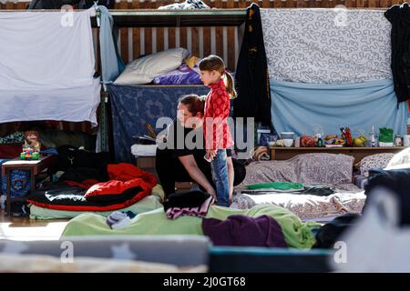 Uzhhorod, Ukraine. 19th mars 2022. Une femme et une fille vivent dans une salle de sport d'un établissement universitaire avec près de 300 personnes déplacées à l'intérieur du pays qui ont fui l'invasion russe, Uzhhorod, région de Zakarpattia, Ukraine occidentale, le 18 mars, 2022. Photo de Serhii Hudak/Ukrinform/ABACAPRESS. Credit: Abaca Press/Alay Live News Banque D'Images