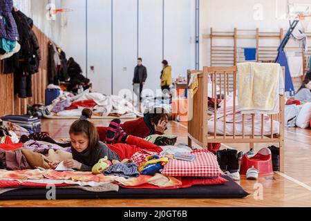 Uzhhorod, Ukraine. 19th mars 2022. Près de 300 personnes déplacées à l'intérieur du pays qui ont fui l'invasion russe vivent dans un gymnase d'un établissement d'enseignement, Uzhhorod, région de Zakarpattia, Ukraine occidentale, le 18 mars, 2022. Photo de Serhii Hudak/Ukrinform/ABACAPRESS. Credit: Abaca Press/Alay Live News Banque D'Images