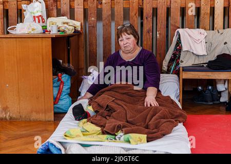 Uzhhorod, Ukraine. 19th mars 2022. Liudmyla, du village de Ruchtsi, dans la région de Donetsk, partage une salle de gym d'une institution universitaire avec près de 300 personnes déplacées à l'intérieur de leur pays qui ont fui l'invasion russe, Uzhhorod, région de Zakarpattia, Ukraine occidentale crédit: Abaca Press/Alay Live News Banque D'Images