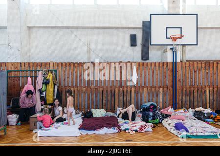 Uzhhorod, Ukraine. 19th mars 2022. Près de 300 personnes déplacées à l'intérieur du pays qui ont fui l'invasion russe vivent dans un gymnase d'un établissement d'enseignement, Uzhhorod, région de Zakarpattia, Ukraine occidentale, le 18 mars, 2022. Photo de Serhii Hudak/Ukrinform/ABACAPRESS. Credit: Abaca Press/Alay Live News Banque D'Images