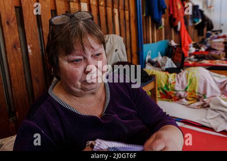 Uzhhorod, Ukraine. 19th mars 2022. Liudmyla, du village de Ruchtsi, dans la région de Donetsk, partage un gymnase d'une institution universitaire avec près de 300 personnes déplacées à l'intérieur du pays qui ont fui l'invasion russe, Uzhhorod, dans la région de Zakarpattia, dans l'ouest de l'Ukraine, le 18 mars, 2022. Photo de Serhii Hudak/Ukrinform/ABACAPRESS. Credit: Abaca Press/Alay Live News Banque D'Images