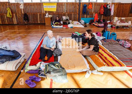 Uzhhorod, Ukraine. 19th mars 2022. Une salle de gym d'un établissement scolaire abrite près de 300 personnes déplacées à l'intérieur du pays qui ont fui l'invasion russe, Uzhhorod, région de Zakarpattia, Ukraine occidentale, le 18 mars, 2022. Photo de Serhii Hudak/Ukrinform/ABACAPRESS. Credit: Abaca Press/Alay Live News Banque D'Images