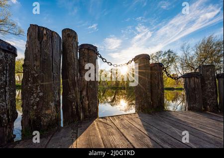 Ancienne jetée en bois avec chaîne Banque D'Images