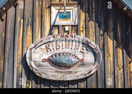 Restaurant Kibinai, cuisine traditionnelle lituanienne, pâtisseries fourrées de viandes diverses, oignons et poivrons, populaire minorité ethnique Karaite à Trakai Banque D'Images