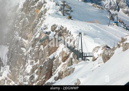 Autrichiens pont suspendu le plus haut dans les Alpes autrichiennes. Skywalk sur Dachstein. Schladming, Styrie, Autriche spectaculaire paysage d'hiver et resptak Banque D'Images