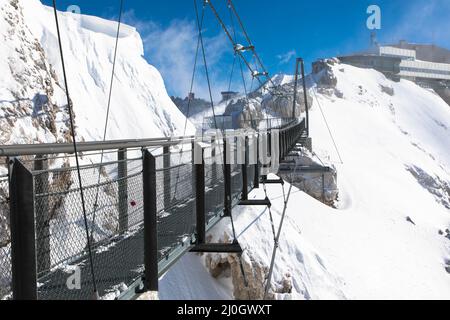 Autrichiens pont suspendu le plus haut dans les Alpes autrichiennes. Skywalk sur Dachstein. Schladming, Styrie, Autriche spectaculaire paysage d'hiver et resptak Banque D'Images