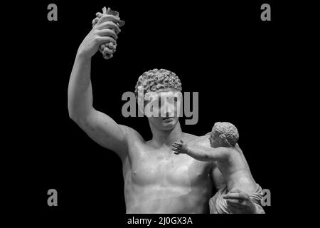 Statue de Dionysos ou de Bacchus avec bouquet de raisins isolés sur le noir Banque D'Images