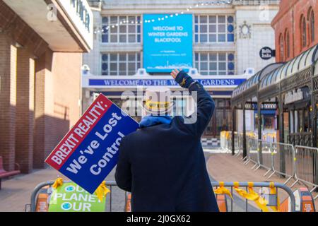 La réalité du Brexit à Blackpool, Lancashire.UK 19 mars 2022 ; Steve Bray, We What Lost Control' Técriteau. Boris Johnson retournera aux jardins d'hiver de Blackpool, pour la conférence de printemps du Parti conservateur. L'arrivée des délégués pour deux jours de discours et de débat sera l'événement le plus important dans le nouveau complexe depuis la fin des travaux de rénovation. Les manifestants et les militants anti-conservateurs se rassemblent sur la promenade du front de mer avec des drapeaux, des bannières syndicales, des pancartes, des publications et des panneaux écrits à la main pour protester contre le gouvernement conservateur. Crédit MediaWorldImages/AlamyLiveNews Banque D'Images