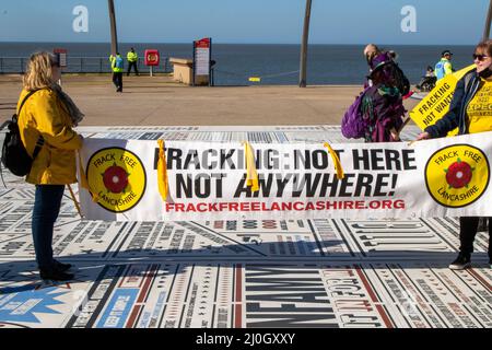 Blackpool, Lancashire.UK 19 mars 2022; Boris Johnson retournera aux jardins d'hiver de Blackpool pour la conférence de printemps du Parti conservateur. L'arrivée des délégués pour deux jours de discours et de débat sera l'événement le plus important dans le nouveau complexe depuis la fin des travaux de rénovation. Les manifestants et les militants anti-conservateurs se rassemblent sur la promenade du front de mer avec des drapeaux, des bannières syndicales, des pancartes, des publications et des panneaux écrits à la main pour protester contre le gouvernement conservateur. Crédit MediaWorldImages/AlamyLiveNews Banque D'Images