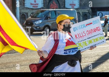 Blackpool, Lancashire.UK 19 mars 2022; Boris Johnson retournera aux jardins d'hiver de Blackpool pour la conférence de printemps du Parti conservateur. L'arrivée des délégués pour deux jours de discours et de débat sera l'événement le plus important dans le nouveau complexe depuis la fin des travaux de rénovation. Cruauté envers le crédit universel, requérants de Kills. Les manifestants et les militants anti-conservateurs se rassemblent sur la promenade du front de mer avec des drapeaux, des bannières syndicales, des pancartes, des publications et des panneaux écrits à la main pour protester contre le gouvernement conservateur. Crédit MediaWorldImages/AlamyLiveNews Banque D'Images