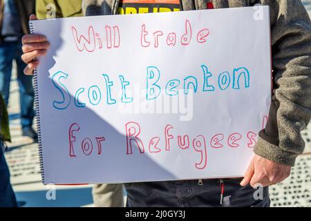 Claps Blackpool, Lancashire.UK 19 mars 2022; Boris Johnson retournera aux jardins d'hiver de Blackpool pour la conférence de printemps du Parti conservateur. L'arrivée des délégués pour deux jours de discours et de débat sera l'événement le plus important dans le nouveau complexe depuis la fin des travaux de rénovation. Commercer le député conservateur Scott Benton pour les réfugiés. Les manifestants et les militants anti-conservateurs se rassemblent sur la promenade du front de mer avec des drapeaux, des bannières syndicales, des pancartes, des publications et des panneaux écrits à la main pour protester contre le gouvernement conservateur. Crédit MediaWorldImages/AlamyLiveNews Banque D'Images