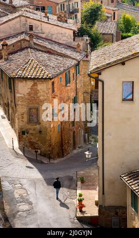 Maisons et rue vide à Montepulciano ville médiévale colline. Toscane Italie, Europe Banque D'Images