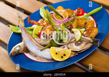 Poisson bleu cuit au four avec pommes de terre Banque D'Images