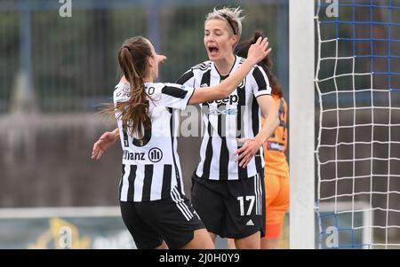 Naples, Italie. 19th mars 2022. Lina Mona Andrea Hurtig (17) Juventus Women fête après avoir marquant un but 0 1 lors du match des femmes de la Ligue italienne de football A 2021/2022 entre Napoli Femminile et Juventus Women à l'Arena Giuseppe Piccolo stade à Cercola (NA), Italie, le 19 mars 2022 crédit: Independent photo Agency/Alay Live News Banque D'Images