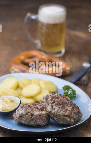 Boulettes de viande bavaroises avec salade de pommes de terre Banque D'Images