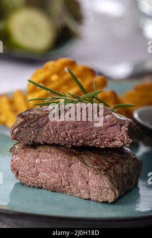 Steak grillé avec grilles de pommes de terre fraîches Banque D'Images