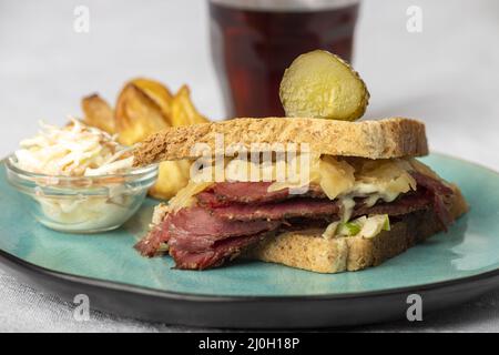 Sandwich Reuben sur bois rustique Banque D'Images