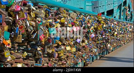 Beaucoup de serrures d'amour sur le pont de tumski à Wroclaw Banque D'Images