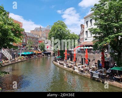 Été à Utrecht avec des personnes sur la terrasse aux pays-Bas, maisons traditionnelles sur le vieux canal d'Oudegracht dans le centre d'Utrecht Banque D'Images