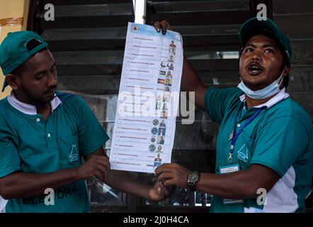 Dili, Timor oriental. 19th mars 2022. Les membres du personnel comptent les bulletins de vote après l'élection présidentielle à Dili, au Timor oriental, le 19 mars 2022. Le Timor oriental a tenu une élection présidentielle samedi. Le résultat sera annoncé officiellement plus tard ce mois-ci. Credit: Amori Zedeao/Xinhua/Alay Live News Banque D'Images