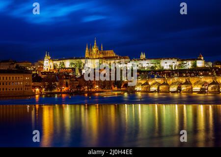 Vue panoramique sur le château de Prague de l'autre côté de la Vltava Banque D'Images